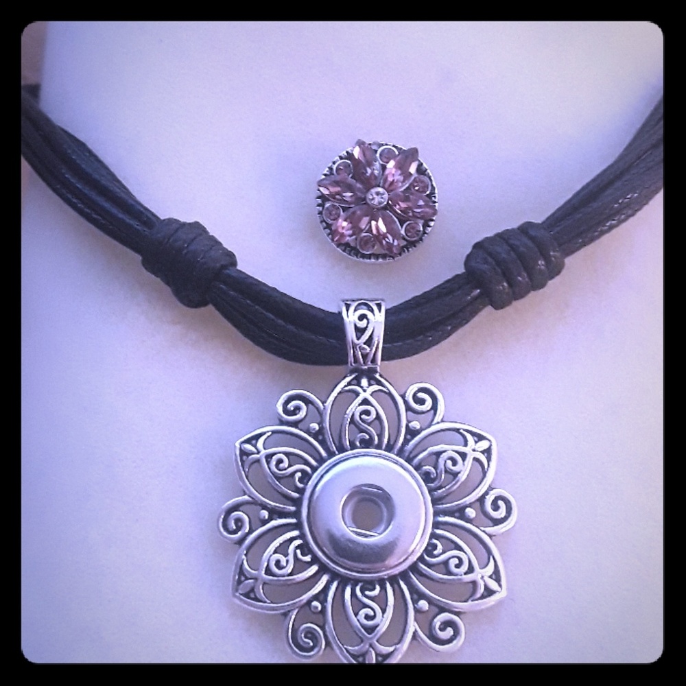 Snap leather and silver flower snap choker